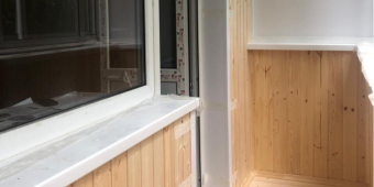 Остекление балкона с внутренней отделкой евро-вагонкой