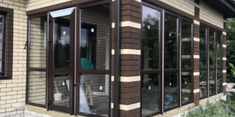 Установка окон ПВХ, ламинация в массе - Темный дуб. KBE-58/24 фурнитура MAKO