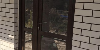 Установка штульповой двери KBE/70 ламинация улица, цвет темный дуб