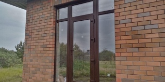 Окна KBE Expert 70 мм, внешняя ламинация цвет темный дуб