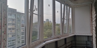 Установка пластикового балкона KBE-expert. Отделка проф-листом