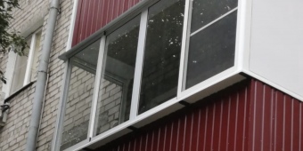 Установка алюминиевого балкона, отделка с улицы профлистом. Гарантия 3 года.