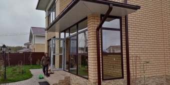 Установка входной группы ПВХ -Rehau 70mm, ламинация с улицы. Темный дуб. Стеклопакеты с мультифункцией,