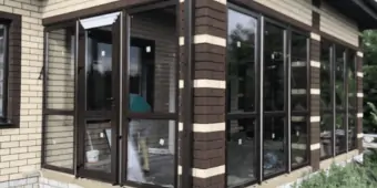 Установка окон ПВХ, ламинация в массе - Темный дуб. KBE-58/24 фурнитура MAKO