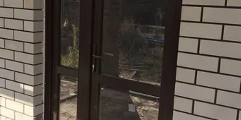 Установка штульповой двери KBE/70 ламинация улица, цвет темный дуб