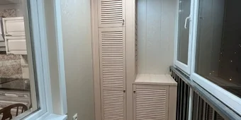 Внутренняя отделка балкона ламинированными панелями, установка шкафа под покраску, пол ламинат, установка светильников и розеток.