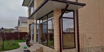 Установка входной группы ПВХ -Rehau 70mm, ламинация с улицы. Темный дуб. Стеклопакеты с мультифункцией,